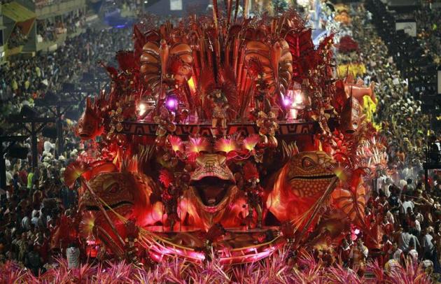 GRA042. RIO DE JANEIRO, 16/02/2015.- La escuela de Samba Acadêmicos do Salgueiro realiza su desfile en el primer día de los famosos desfiles de las escuelas de samba del Grupo Especial de Río de Janei