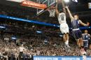 Kawhi Leonard marca una canasta para los San Antonio Spurs en el primer partido de las semifinales de la Conferencia Oeste de la NBA contra los visitantes Oklahoma City Thunder el 30 de abril de 2016