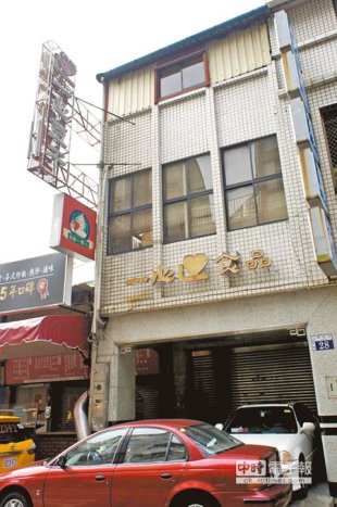 一心求去…有65年歷史的台中名產老店「一心豆干」無預警歇業，其在樂群街的老店，24日已拉下鐵門。（黃國峰攝）