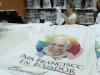 Un tee-shirt avec le portrait du pape François est exposé dans les rues de Quito, le 3 juillet 2015 deux jours avant l'arrivée du pape