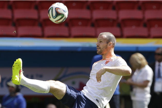 Ron Vlaar - "Roncrete" (en inglés, Concreto) - Defensor del Aston Villa de Inglaterra.Este temible zaguero holandés se ha ganado el respeto en las canchas por su fuerza y destreza, de allí el apodo de