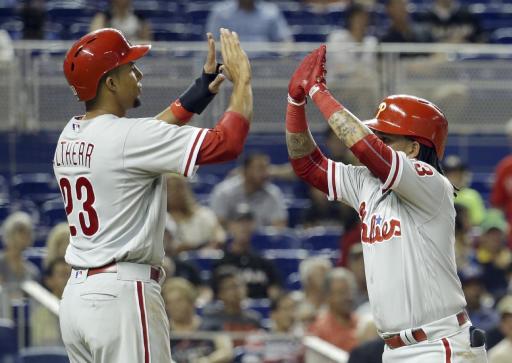 Aaron Altherr (23) felicita a Freddy Galvis, en el plato después de que el venezolano pegó un jonrón de dos carreras  A1bdb1e01941942da30f6a70670053d8