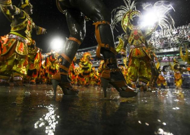 BRA564. RÍO DE JANEIRO (BRASIL), 15/02/2015.- Participantes se presentan hoy, domingo 15 de febrero de 2015, en el desfile de la escuela de Samba Unidos do Viradouro, en el sambódromo de Río de Janeir