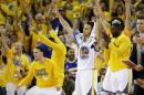 El jugador de los Golden State Warriors Stephen Curry (dorsal 30) celebra junto a sus compañeros una canasta de su equipo en un partido contra los Oklahoma City Thunder el 26 de mayo de 2016 en Oakland, California, Estados Unidos