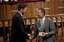 El basquetbolista español Pau Gasol, izquierda, recibe un galardón de parte del rey Felipe VI de España el miércoles, 15 de julio de 2015, en Alcalá de Henares, España. (AP Photo/Abraham Caro Marin)