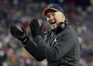 Foto de archivo del 2 de noviembre de 2014 en la que aparece el entrenador John Fox, entonces al mando de los Broncos de Denver. Fox alcanzó un acuerdo para dirigir a los Bears de Chicago, el viernes 16 de enero de 2015. (AP Foto/Steven Senne, Archivo)