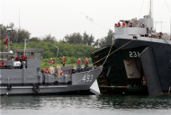 海軍LCU登陸艇艇長以精湛船藝對正中海型戰車登陸艦艦艏，精確完成接合作業。（軍聞社記者方正攝）