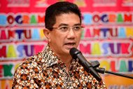 No more souvenirs for me, Azmin tells Selangor agencies