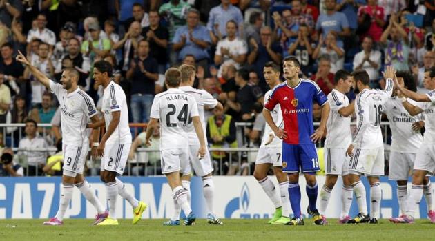 GRA607. MADRID. 16/09/2014.- El delantero francés del Real Madrid Karim Benzemá (i) celebra su gol, quinto del equipo, con su compatriota Raphael Varane (2i), durante el partido de la primera jornada 