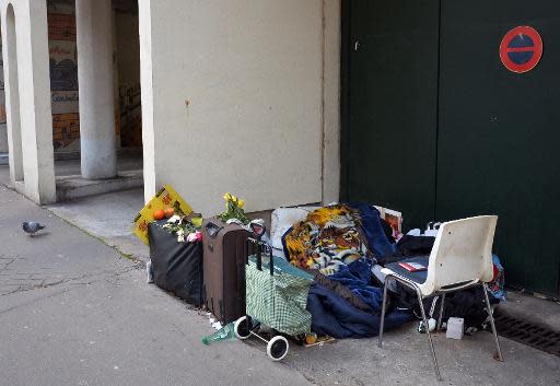 Un sans-abri dort dans une rue de Paris, le 29 décembre 2014