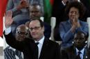 Le président François Hollande salue l'assistance après un discours lors du 27ème sommet Afrique-France le 14 janvier 2017 à Bamako