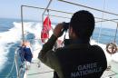 Un membre de la garde nationale tunisienne scrute la mer à la jumelle au large de Zarzis, dans le sud-est du pays, à la recherche de bateaux potentiellement chargés de migran...<br /><br />Source : <a href=