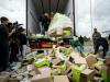 Des agriculteurs détruisent les stocks de nourriture transportés par un camion étranger, le 27 juillet 2015 à Laval, dans l'ouest de la France