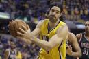 El argentino Luis Scola, de los Pacers de Indiana, recupera un balón perdido en la segunda mitad del encuentro del jueves 12 de marzo de 2015, frente a los Bucks de Milwaukee (AP Foto/Darron Cummings)