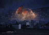 En esta imagen de archivo del 20 de octubre de2014, denso humo y llamas de un ataque aéreo de la coalición liderado por Estados Unidos en Kobani, Siria, visto desde una colina a las afueras de Suruc, en la frontera entre Turquía y Siria.(AP Foto, Lefteris Pitarakis, Archivo)