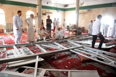 المسجد الذي تعرض للتفجير في المنطقة الشرقية بالسعودية يوم الجمعة - رويترز