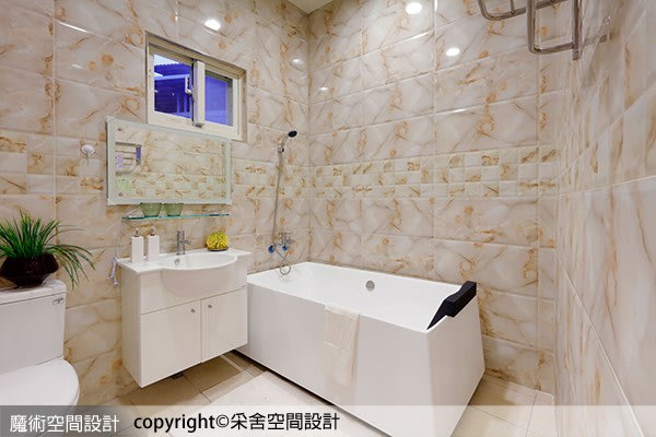 選用柔亮磚面打造釋放壓力的浴室，獨立造型浴缸讓度假泡澡更有FU。