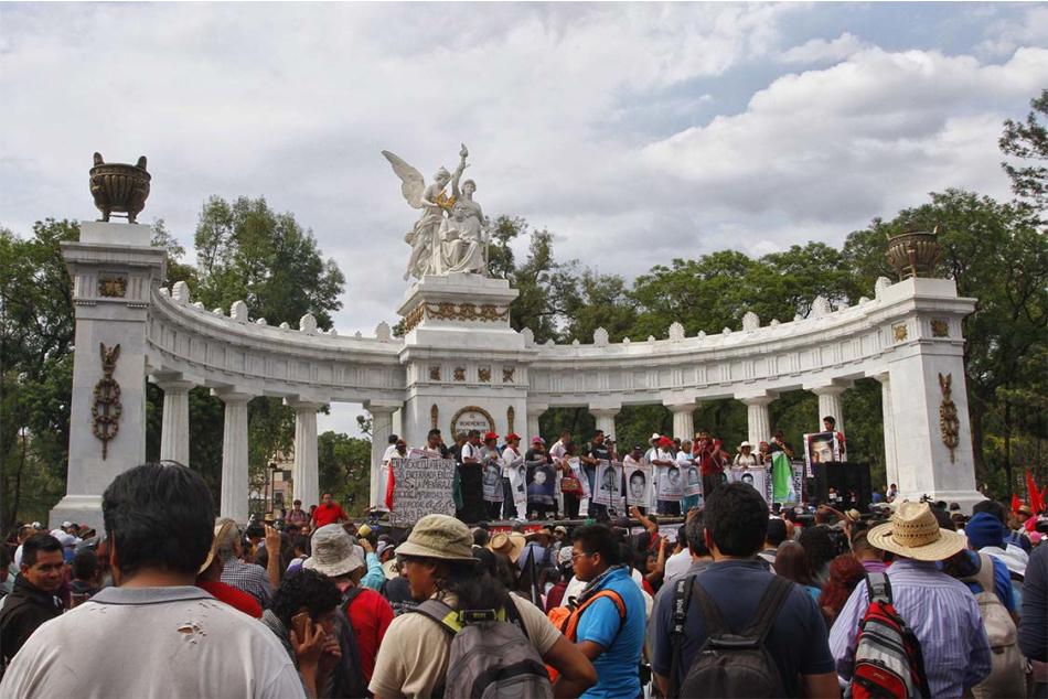 Queman propaganda electoral tras mitin por caso Ayotzinapa