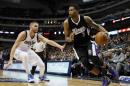 Rudy Gay, de los Kings de Sacramento, dribla a Chandler Parsons, de los Mavericks de Dallas, durante el encuentro del martes 11 de noviembre de 2014 (AP Foto/Tony Gutiérrez)