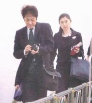 日本知名演員篠原涼子、江口洋介，各自擁有美滿家庭，但在日前卻被雜誌爆料，於東京都内有名的烤肉店深夜約會，疑似雙重出軌。