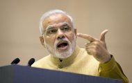 El primer ministro indio Narendra Modi habla ante una conferencia de empresarios en Nueva Delhi, el jueves 25 de septiembre del 2014. Un grupo defensor de los derechos humanos ha demandado a Modi acusándole de la violencia sectaria en su país (Foto AP/Saurabh Das)