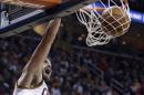 Kevin Love, de los Cavaliers de Cleveland, clava el balón en un partido ante los Pistons de Detroit el domingo 28 de diciembre de 2014, en Cleveland. Love y Shawn Marion esperan jugar frente a los Hornets de Charlotte el viernes 2 de enero de 2015 para un equipo de los Cavaliers de Cleveland que no contará con LeBron James en las próximas dos semanas por una contractura de rodilla y un problema en la espalda. (Foto AP/Tony Dejak)