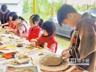 吉貝耍部落孩童昨日親手捏陶，塑造孝海祭中所祭拜的菜餚，小朋友聚精會神創作。（萬于甄攝）