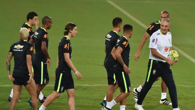 (4 out) Tite comanda um treino da seleção em Natal