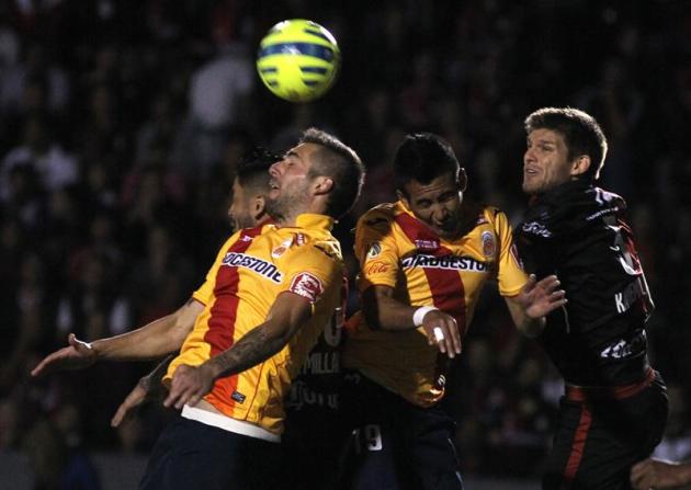 MEX45. GUADALAJARA (MÉXICO), 17/01/2015.- El jugador del Atlas Alter Kanneman (d) disputa el balón con David Depetris (c) y Luis Cardozo (i) de Monarcas hoy, sábado 17 de enero de 2015, en un partido 