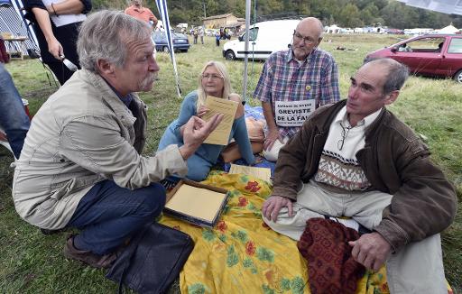 Jose Bové s'entretient avec un grèviste de la faim le 25 octobre 2014 sur le site de Sivens