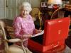 Photo fournie par le palais de Buckingham montrant la reine Elizabeth en juillet 2015 posant près de sa boîte rouge dans laquelle elle reçoit la correspondance officielle venant du Commonwealth