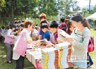 「新北閱讀節」舉行「草地曬書」活動，吸引近千名民眾帶書到場參與換書。（王揚傑攝）