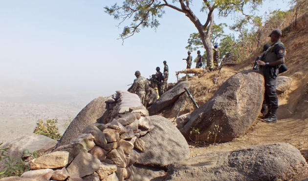 En fotografía del jueves 19 de febrero de 2015 se ve a soldados de Camerún en un puesto de observación en la operación contra el grupo extremista Boko Haram cerca del pueblo de Mabass, Camerún.(Foto AP/Edwin Kindzeka Moki)