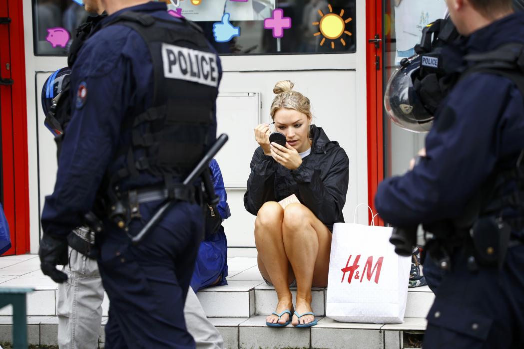 English fan fixes makeup near riot police in Lens - Euro 2016 - Group B