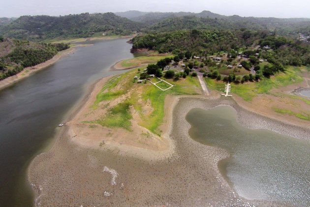 Los efectos de la sequía en la orilla del embalse de La Plata en Toa Alta, Puerto Rico. Puerto Rico amplió el racionamiento de agua a varias localidades para combatir una sequía que podría alcanzar dimensiones históricas. El fenómeno de El Niño provocó un calentamiento de las aguas tropicales del Océano Pacífico, lo que ha afectado el clima a nivel global, y se espera que la temporada de huracanes, que inició en junio, sea más tranquila de lo normal, lo que provocará menos lluvias en el Caribe, dicen meteorólogos consultados. (AP Foto/Ricardo Arduengo)