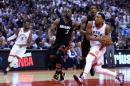 Kyle Lowry (D), de Toronto Raptors, se prepara para lanzar al cesto de Miami, en partido de los playoffs semifinales de la Conferencia Este de la NBA, el 11 de mayo de 2016 en Toronto