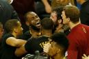 Jugadores de los Cleveland Cavaliers celebran su primer título de la NBA tras vencer a los Golden State Warriors en el séptimo juego de la final, el 19 de junio de 2016 en Oakland, California