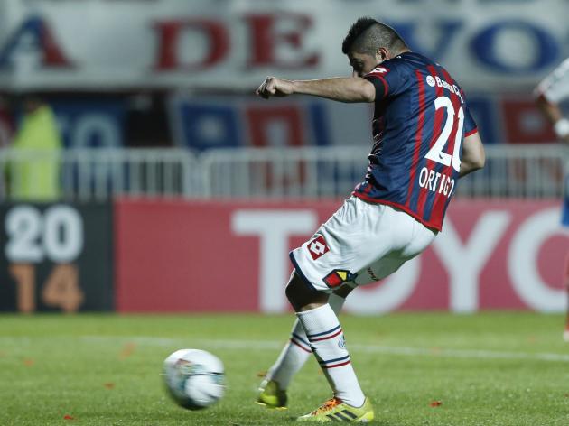 Ortigoza de las puntuaciones de San Lorenzo de Argentina un gol en contra de Paraguay Nacional durante la Copa Libertadores segunda etapa partido de fútbol final en Buenos Aires