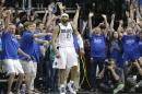 Aficionados de los Mavericks de Dallas celebran luego de que Vince Carter (25) encestara el triple de la victoria ante los Spurs de San Antonio en el tercer juego de la serie de playoffs, el sábado 26 de abril de 2014 en Dallas. (AP Photo/LM Otero)