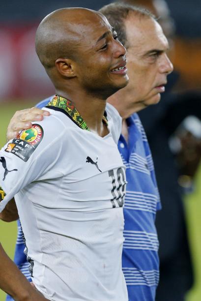 Ghana's Ayew is comforted by coach Grant after the team's defeat to Ivory Coast in the final of the 2015 African Cup of Nations soccer tournament in Bata