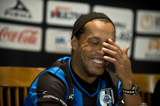 El futbolista brasileño Ronaldinho Gaucho en Ciudad de México al ser presentado el 12 de setiembre de 2014 como nuevio jugador del Querétaro (AFP/Archivos | ALFREDO ESTRELLA)