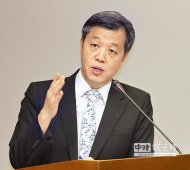 勞動部長陳雄文表示，將累積用LINE等要求加班的相關個案及處理經驗建立認定標準，納入討論。（姚志平攝）