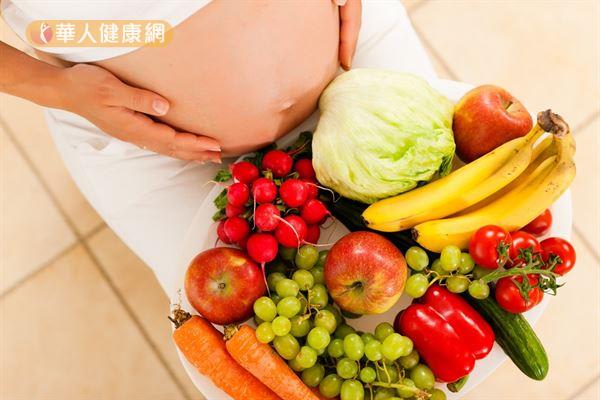 孕期多攝取高纖維的蔬果，如深綠色蔬菜、糙米、全麥食品等，有助於胃腸蠕動。