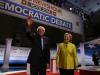 Les candidats aux primaires démocrates Hillary Clinton et Bernie Sanders saluent les spectateurs avant un débat télévisé, le 11 février 2016 à Milwaukee, Wisconsin