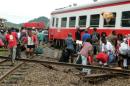 Des passagers sortent par les fenêtres d'un train qui a déraillé à Eseka le 21 octobre 2016