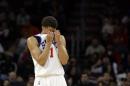 Michael Carter-Williams, de los 76ers de Filadelfia, se seca el sudor con la camiseta durante el encuentro del sábado 29 de noviembre de 2014, frente a los Mavericks de Dallas (AP Foto/Matt Slocum)