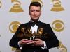 Sam Smith pose avec ses trophées le 8 février 2015 lors du gala des 57e Grammy Awards à Los Angeles