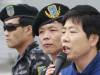 En esta imagen tomada el 21 de septiembre de 2014, el disidente norcoreano Choi Jung-hoon (centro), escucha mientras el activista prodemocracia de Corea del Norte, Park Sang-hak (derecha), habla durante un acto de protesta contra las políticas del país, en Paju, cerca de la frontera con Corea del Norte, en Corea del Sur. (Foto AP/Ahn Young-joo)