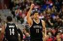 Brook López, de los Brooklyn Nets, festeja una canasta marcada a los Wizards en un partido de la NBA jugado el 16 de enero de 2015 en Washington