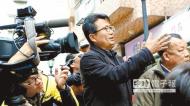 台北市長柯文哲昨早出席內湖老人日照中心開幕，接受媒體訪問時，站在一旁的國民黨籍市議員吳世正（右二）突然嗆聲，稱柯推行新政未事先溝通。（江慧珺攝）